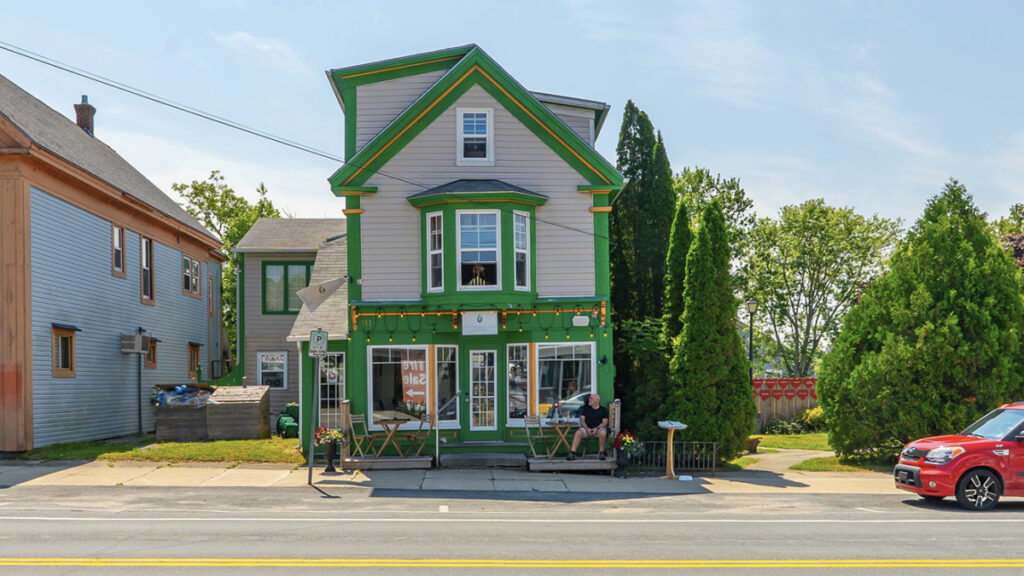 THE EMERALD LIGHT Kitchen & Bar Shelburne, NS